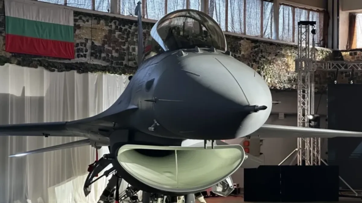 Вижте го! Първият български изтребител F-16 е същински красавец ВИДЕО/СНИМКИ
