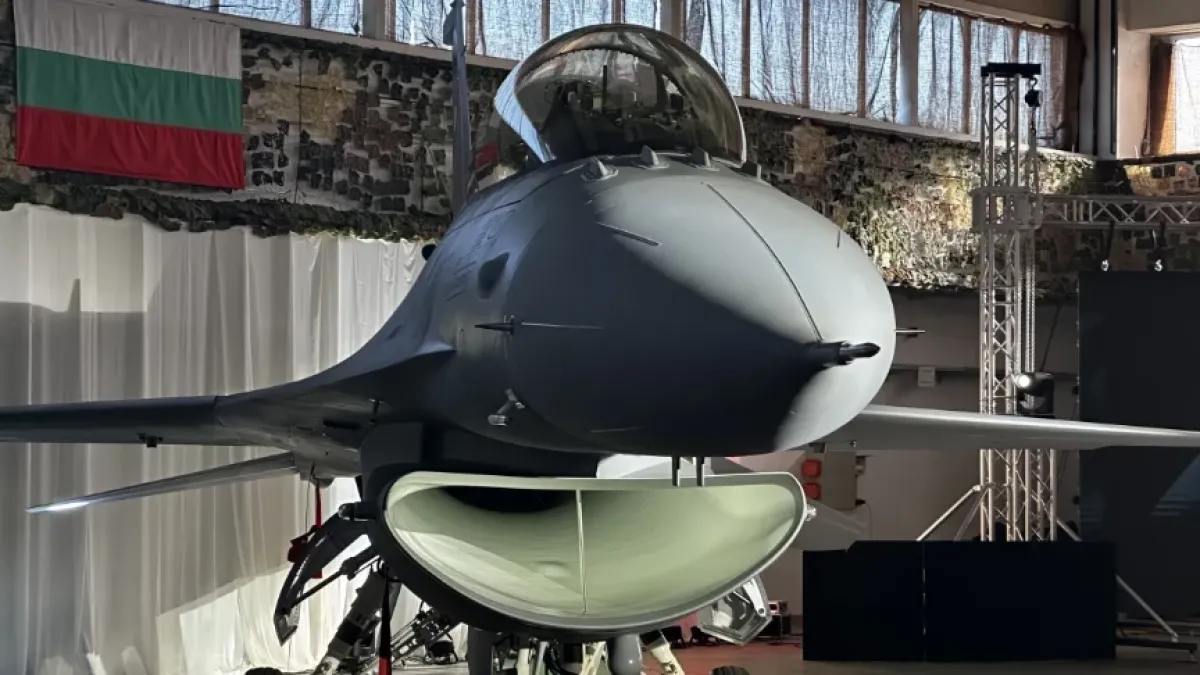 Ето го първия пилот на новия български изтребител F-16 ВИДЕО