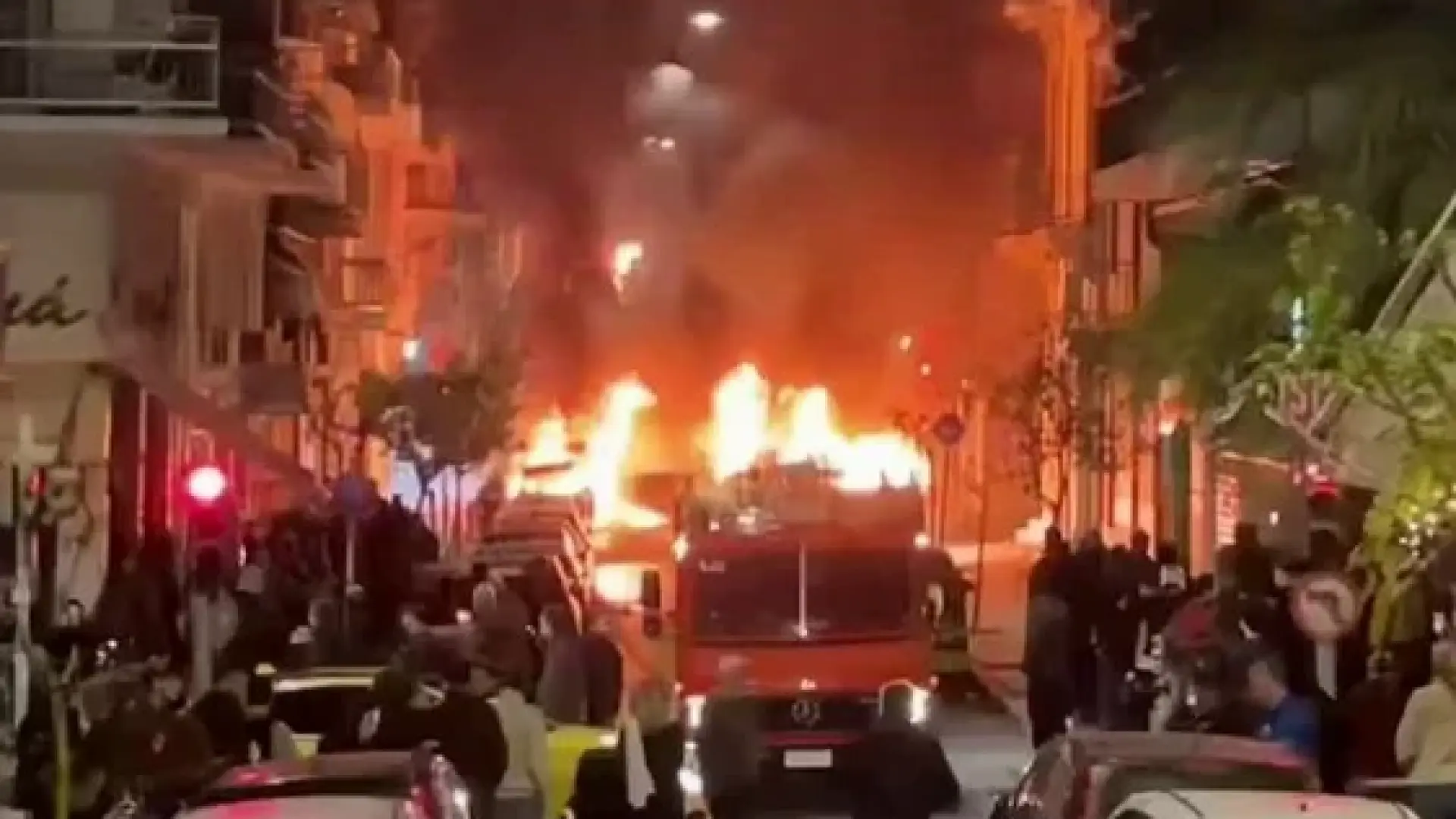 Атина гори! Бой и стрелба по улиците, над 70 са арестувани ВИДЕО/СНИМКИ