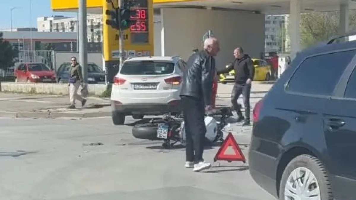 Извънредно в БЛИЦ! Изхвърча и се блъсна в стълба – адско меле в София СНИМКИ 18+