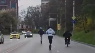 Деца с тротинетки вбесиха всички шофьори с тези действия в София ВИДЕО
