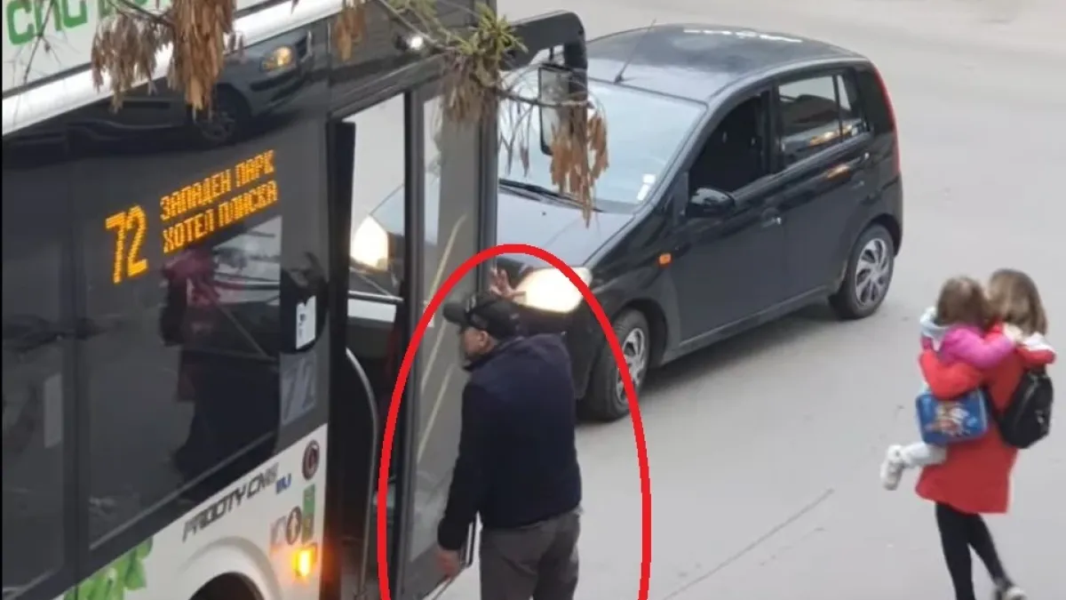Скандално! Нагъл шофьор блокира градски автобус в София и се закани, че... ВИДЕО