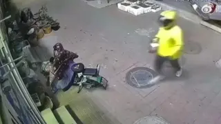 Куриер не забеляза стъклена врата и я разби ВИДЕО