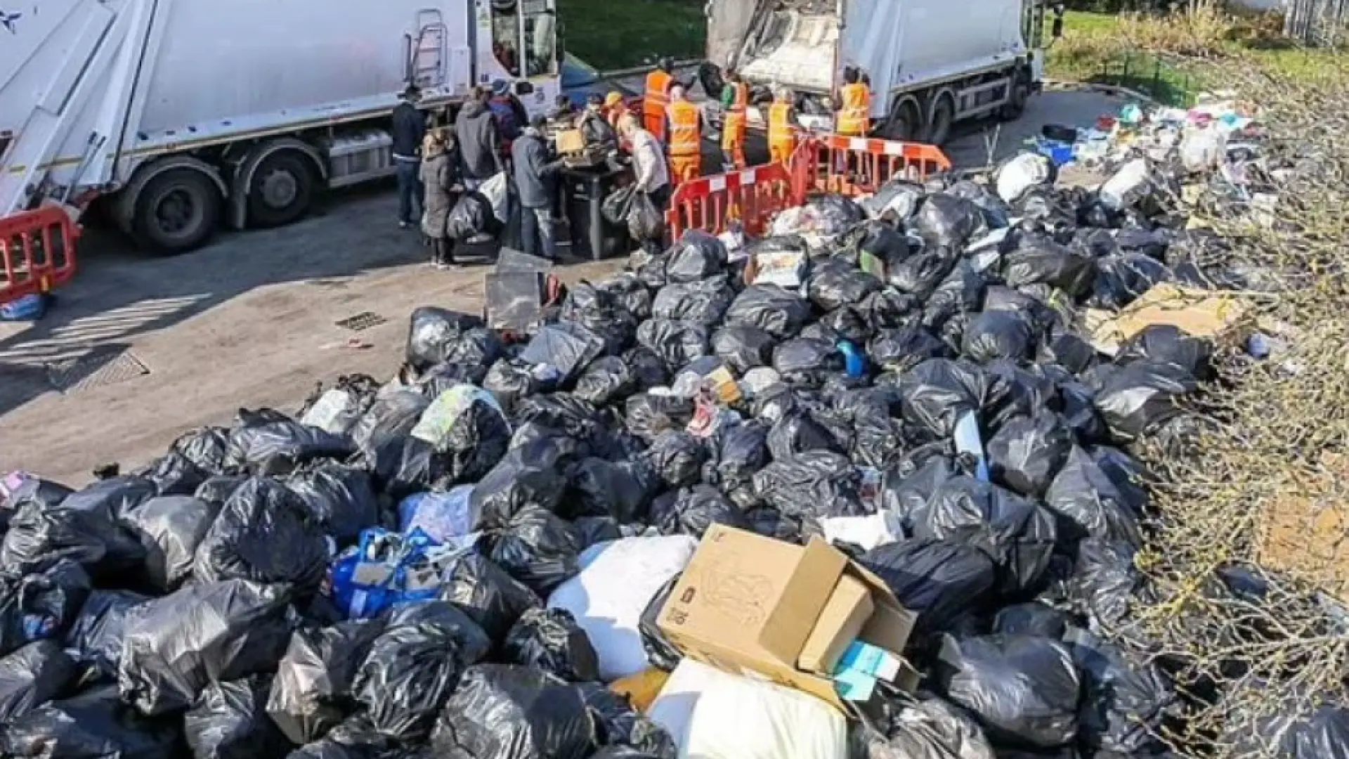 Aрмията влиза в битка с плъховете и планините смет в Бирмингам СНИМКИ