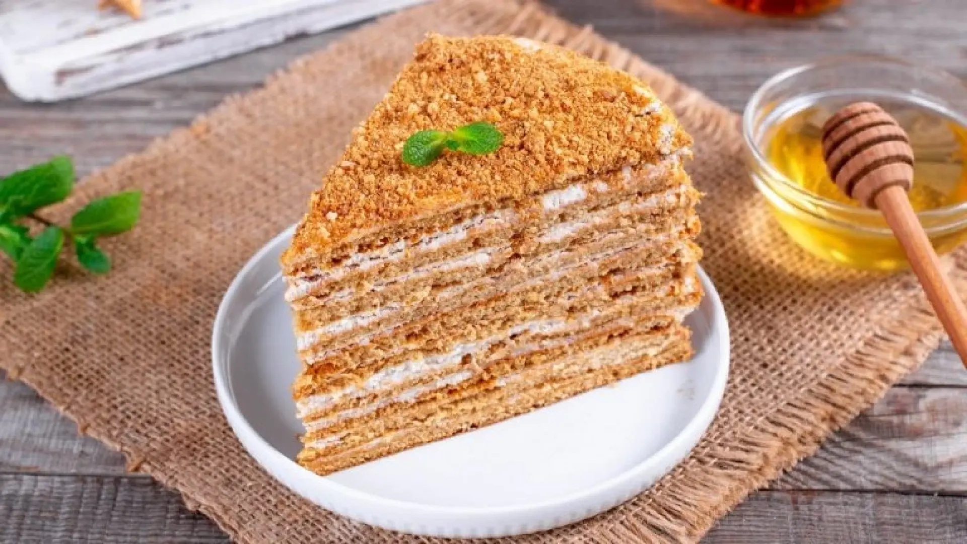 Семейството ми лудна по този лесен „Медовик“ – сладкото злато с аромат на носталгия!