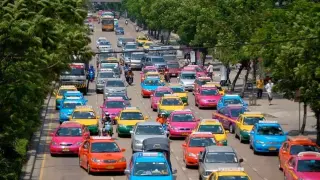 Не ни стигат жълтите: Розови, лилави и черни таксита плъзват из страната, причината... 