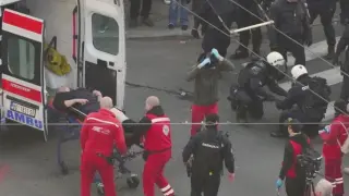 Екшън в Белград! Студенти блокираха националната телевизия, изкараха жандармерия ВИДЕО