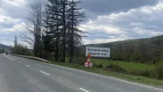 Пътища убийци: Бус се завъртя и отнесе влекач в района на Български извор 