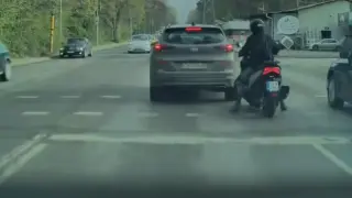 Моторист с дете на борда предизвика инцидент на софийско кръстовище ВИДЕО