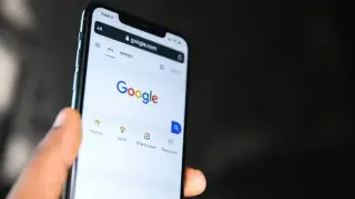 „Ако искаш да те виждат – плати на Google“: Мегадело за злоупотреба с власт