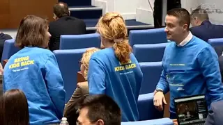 Фарс: ДБ с безпрецедентен цирк в НС, депутати в шок от облеклото им БЛИЦ Live