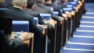Депутатите запретват ръкави, ще се разпределят много пари