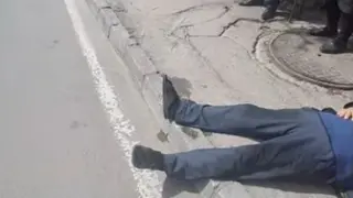 Човек лежи в локва кръв на улица в Добрич, от линейка няма и помен СНИМКА 