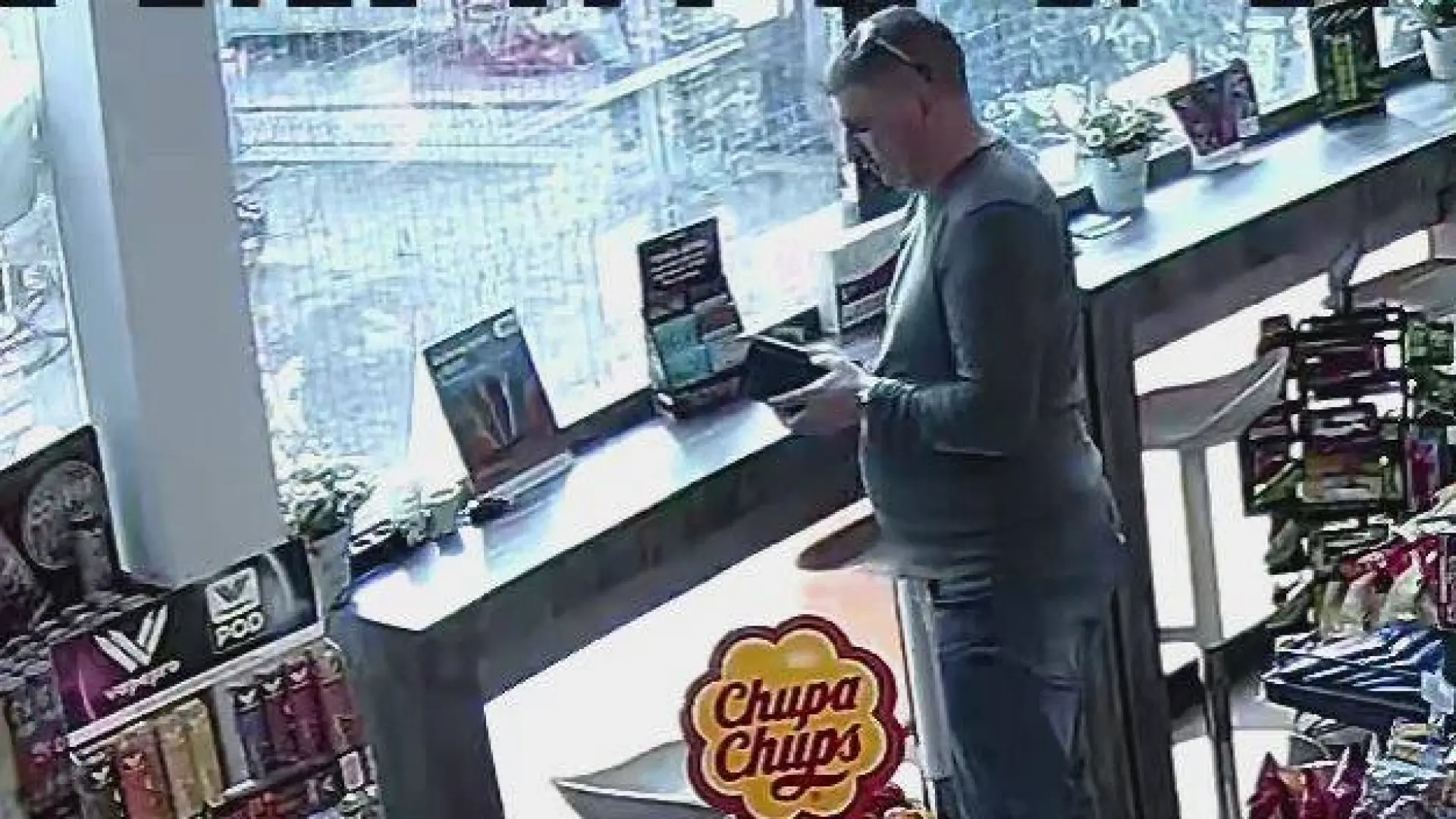 Мъж открадна портмоне, но когато го отвори – остана като гръмнат СНИМКИ