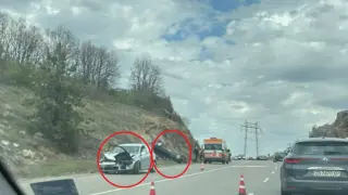 Брутална катастрофа на Петрохан! Кола е по таван, а друга... СНИМКИ