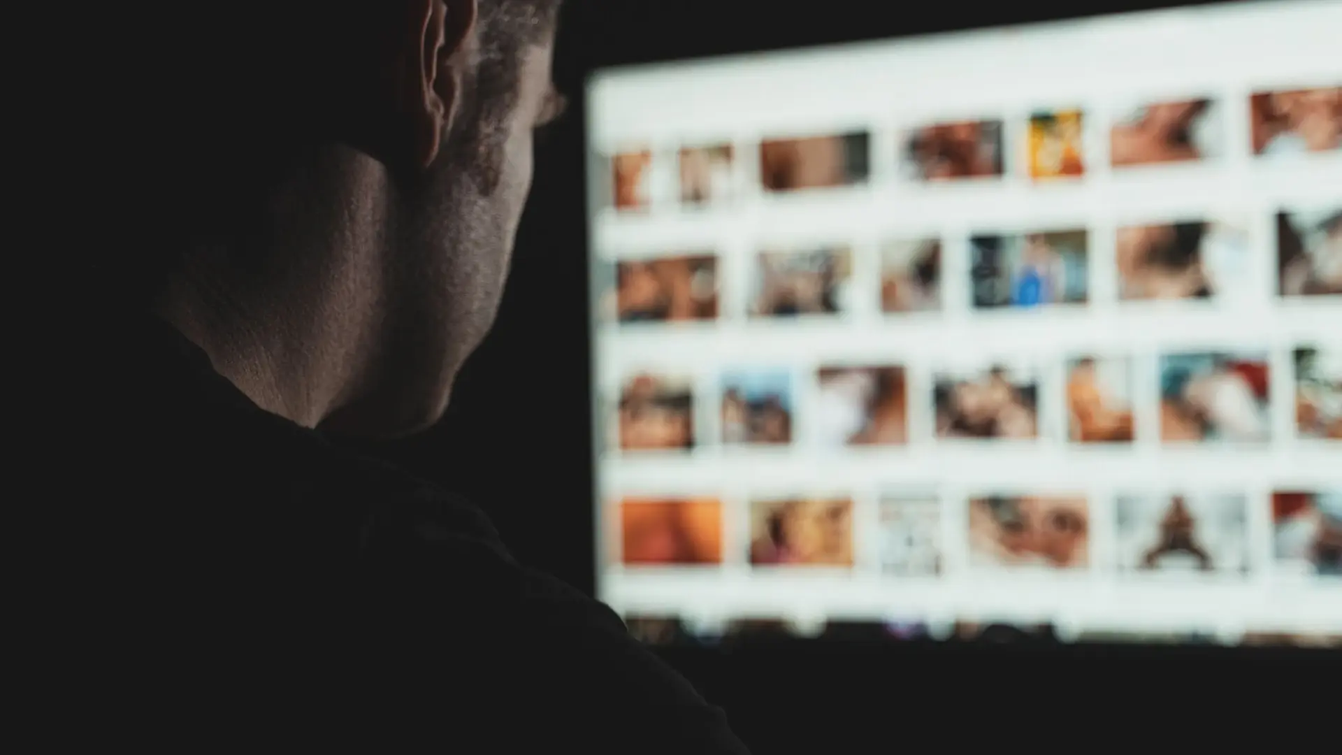 Служител на читалището в Петрич праща порно с непълнолетни през служебния компютър