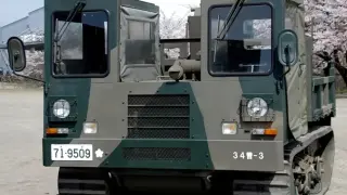 На фронта: Какво представлява странната машина Morooka с две кабини отпред ВИДЕО