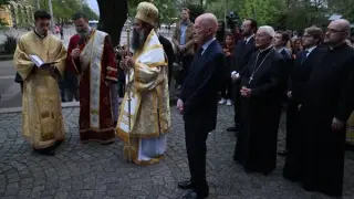 "Господ е сам": Патриархът трогна Симеон II и внуците му