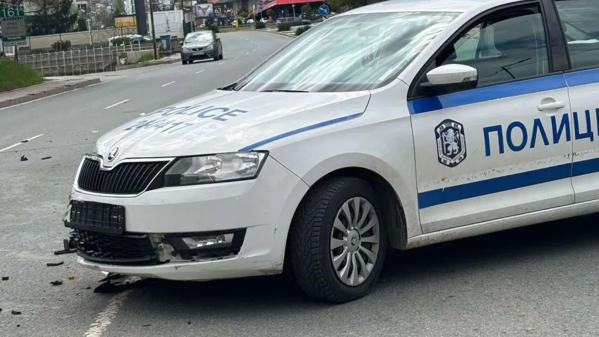 Първо в БЛИЦ: Жестоко меле с патрулка в луксозен столичен квартал СНИМКИ