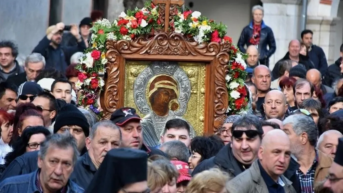 Стотици миряни се включиха в литийно шествие с чудотворната икона на Божията майка с Младенеца
