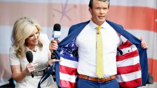 Хвръква главата на шефа на Пентагона заради скандален чат с жена му