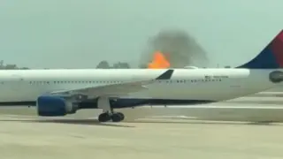 Ужасяващ инцидент във Флорида: Пламна самолет с 300 души на борда ВИДЕО и СНИМКИ