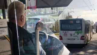 Луд скандал! Мъж застана пред автобус 310 в София с разперени ръце, а шофьорът… СНИМКИ