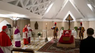 Ватикана пусна СНИМКИ и ВИДЕО на папа Франциск в отворен ковчег