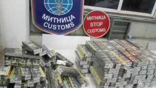 Заловиха чешки бус с 26 000 контрабандни цигари на "Дунав мост" 2