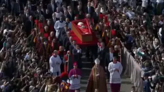 Започна поклонението пред тленните останки на папа Франциск ВИДЕО