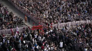 "Побиха ме тръпки": 8-часови опашки за папата, изпълниха последната му воля ВИДЕО