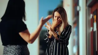 Екшън в болницата в Ботевград: Жена е с изгаряния по лицето след нападение с електрошок и лютив спрей