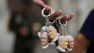 Ключодържатели с образа на папата заляха Латинска Америка