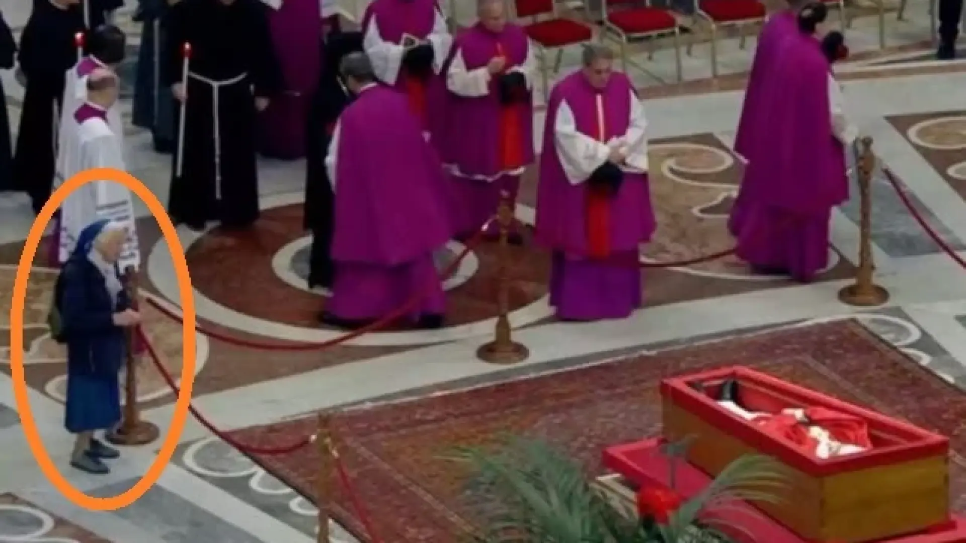 Тя наруши грубо протокола до ковчега на папата - никой гък не ѝ каза ВИДЕО 