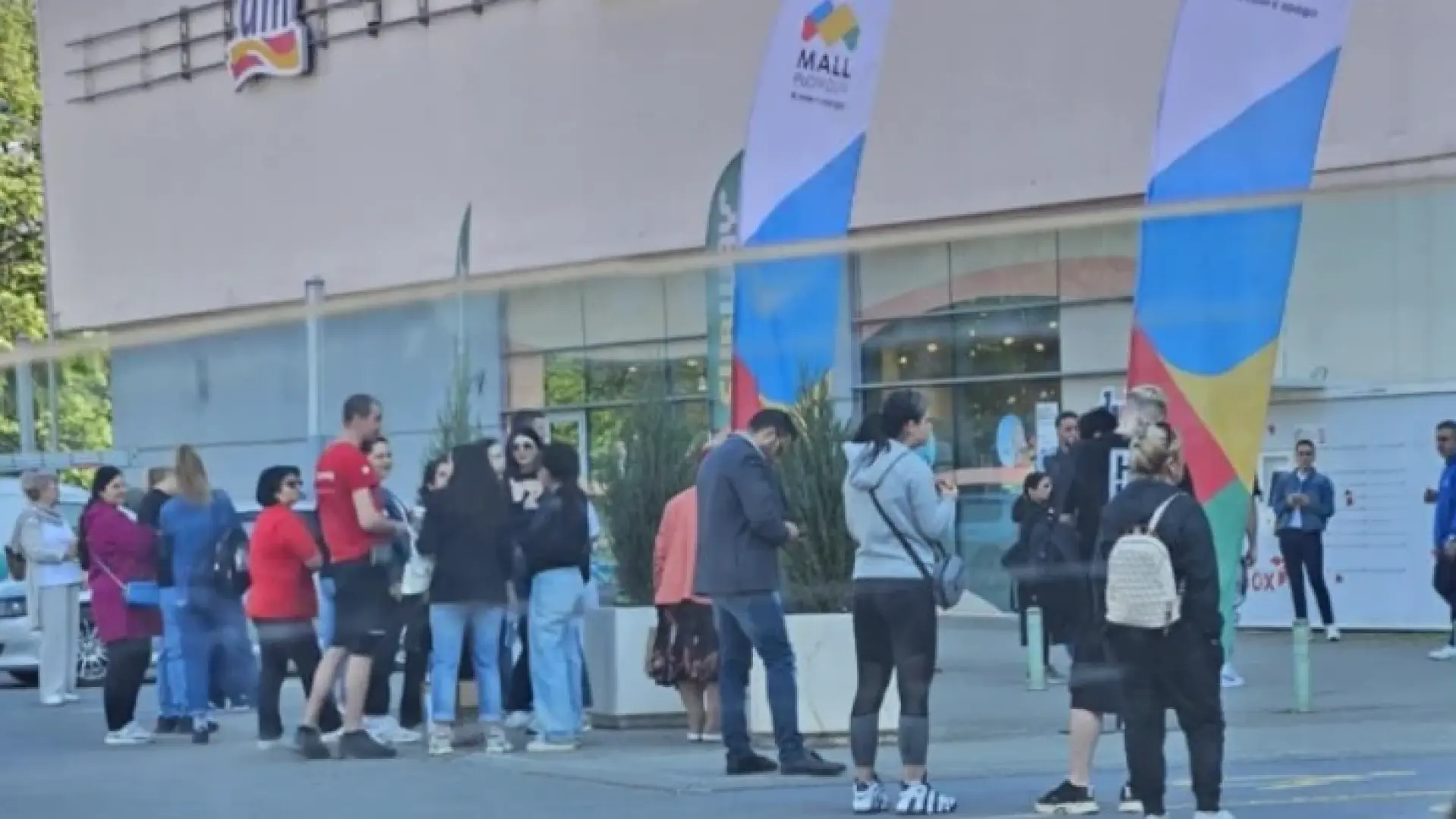 Извънредна ситуация в голям наш мол, евакуират всички СНИМКИ