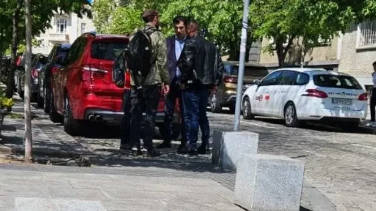Кирил Петков, БХК и ромски пастор от ПП се срещат неофициално на фона на протестите в „Захарна фабрика СНИМКИ