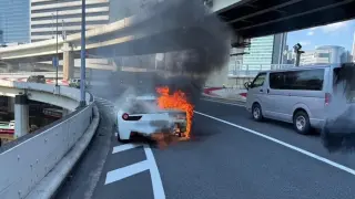Мъж спестявал за Ferrari цели 10 години, но колата изгоря час след покупката СНИМКИ