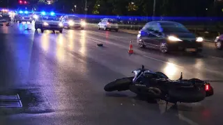 Сигнал до БЛИЦ: Моторист с голяма поразия в София, лежи проснат на асфалта