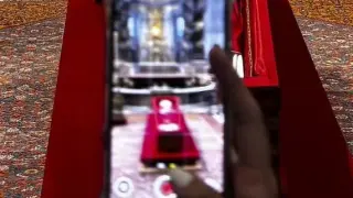 Селфи с труп! Грозни сцени до ковчега на Франциск СНИМКИ/ВИДЕО 18+ 