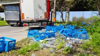 Мазало в Русе! Камион изсипа на завой стъклени бутилки с... ВИДЕО