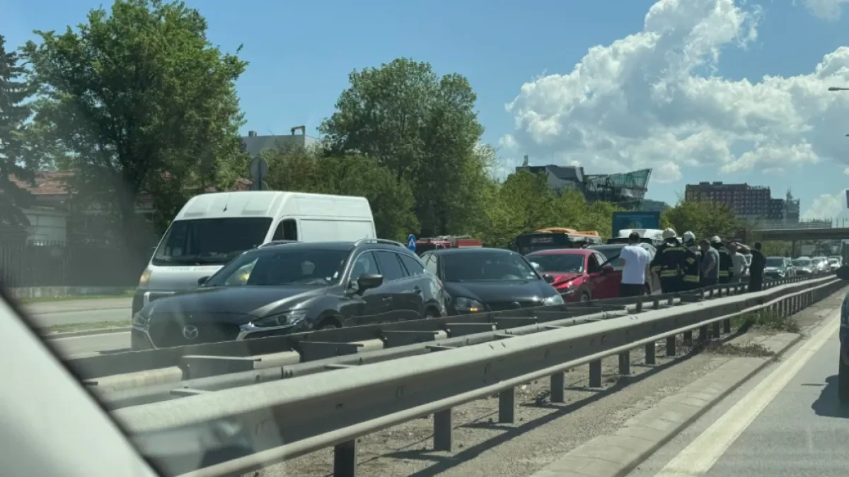 Жестоко меле с най-малко пет коли на ключов булевард в София СНИМКИ 