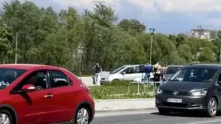 Луд екшън в Пловдив: Щракнаха белезниците на млад мъж насред булеварда пред стотици СНИМКИ