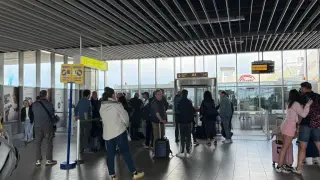 Ад на столичното летище, стотици са блокирани СНИМКИ