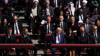 Случващото се със световните лидери на погребението на папата шокира света, пикантни СНИМКИ и ВИДЕО