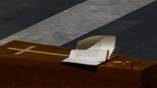 Погребаха папата - над 400 000 го изпратиха ВИДЕО