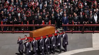 Като простолюдието! Световните лидери наизвадиха телефоните до ковчега на папата ВИДЕО