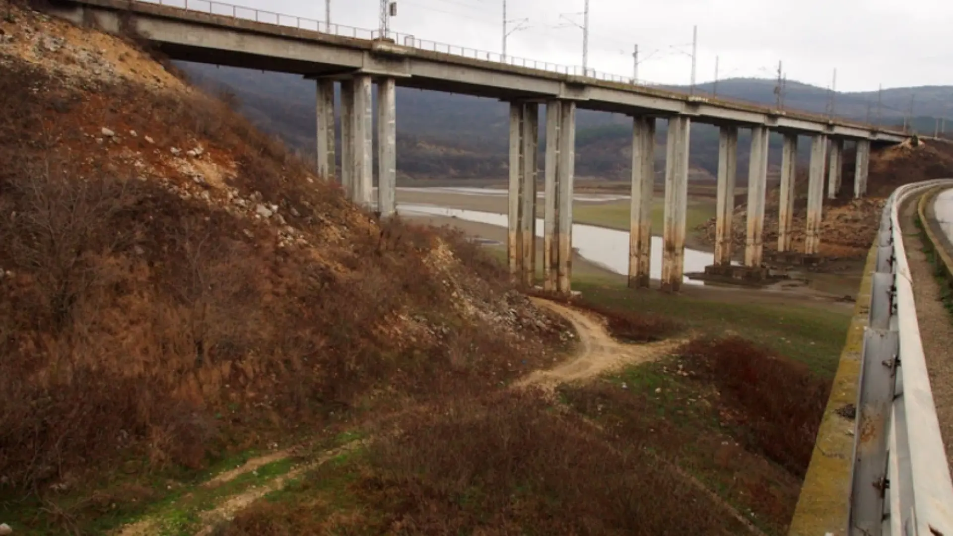 Голям БГ язовир пресъхна, а от водите му се появиха потопени феномени от миналото
