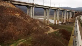 Голям БГ язовир пресъхна, а от водите му се появиха потопени феномени от миналото