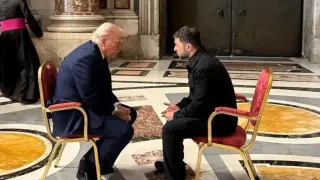 Край трупа на папата: Сензационни СНИМКИ от срещата на Тръмп и Зеленски, там са били и...