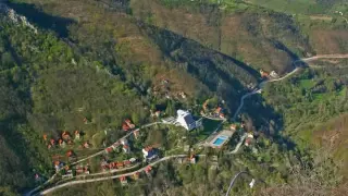 На 40 км от България се крие сръбска баня, по-красива от Бали СНИМКИ